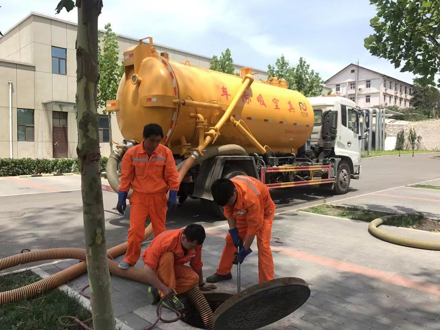 开原管道疏通车停在窨井附近