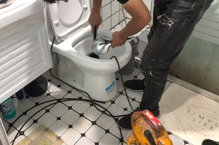 开原马桶堵塞自己疏通还是找师傅？专业上门服务让你省时更省心