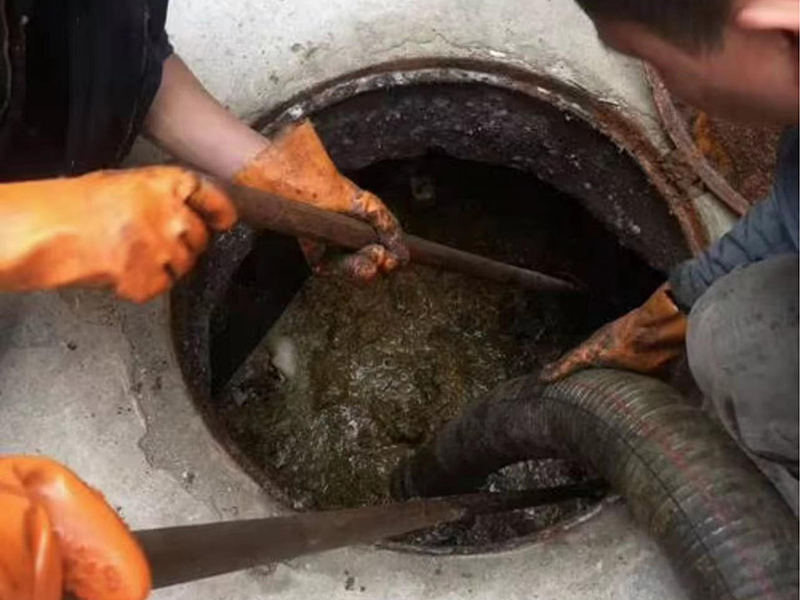 开原清理化粪池时如何避免沼气的危害？